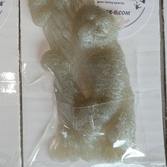 BEARS on a Tree WHITE GRAY Resin Figurine New collectible animal mountains - Picture 3 of 3